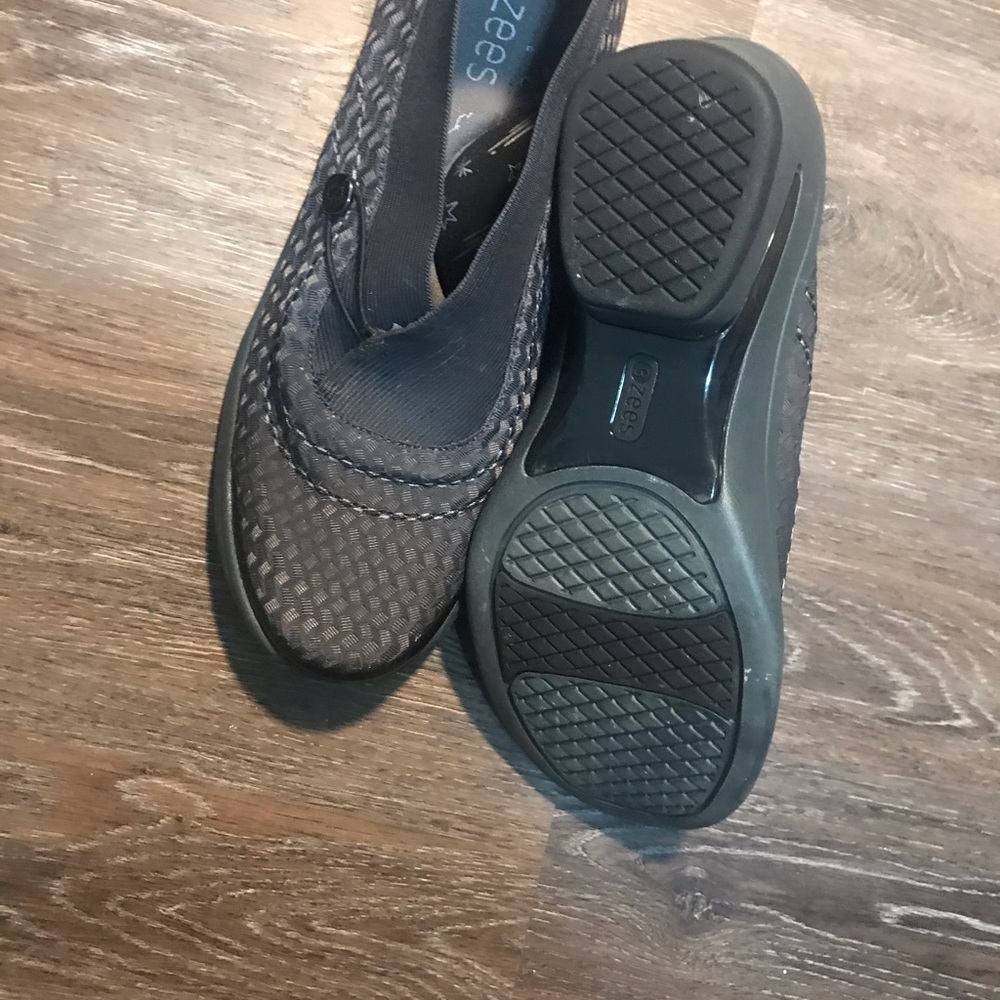 Comfortable Bzees grey cloth shoes - Picture 3 of 4
